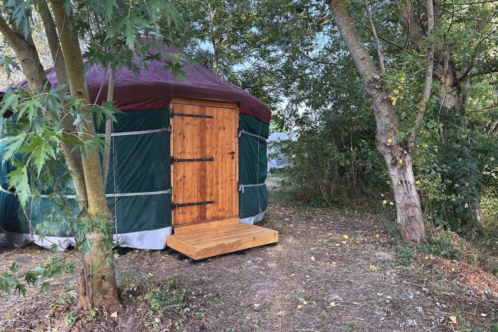 Porte en bois massif de la yourte et sa marche