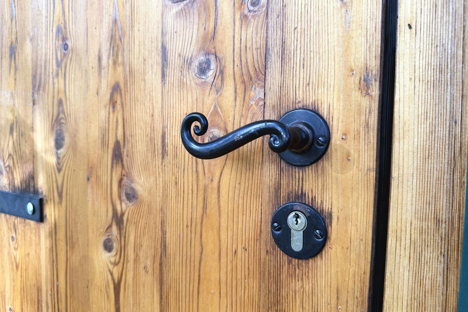 Poignée en fer forgé sur la porte en bois